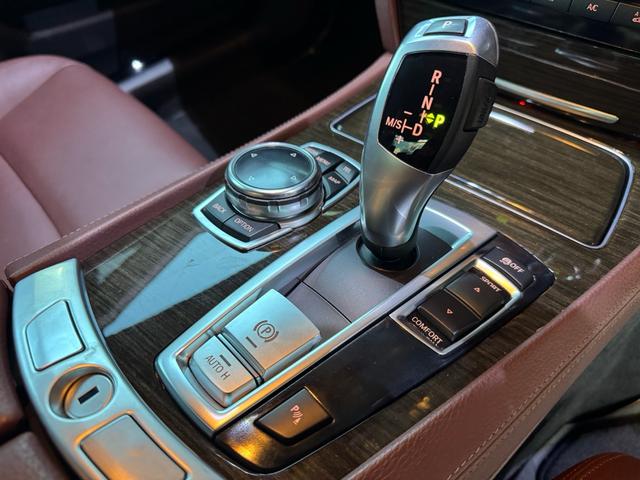 ７シリーズ ７４０ｉ　正規ディーラー車　右Ｈ　サンルーフ　茶革シート　メーカーナビ　フルセグＴＶ　ＥＴＣ　バックカメラ　パワートランク　社外２１インチホイール　ローダウン　社外リアスポイラー　オートクルーズ　ＬＥＤヘッド（42枚目）