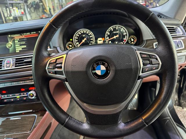 ７シリーズ ７４０ｉ　正規ディーラー車　右Ｈ　サンルーフ　茶革シート　メーカーナビ　フルセグＴＶ　ＥＴＣ　バックカメラ　パワートランク　社外２１インチホイール　ローダウン　社外リアスポイラー　オートクルーズ　ＬＥＤヘッド（45枚目）