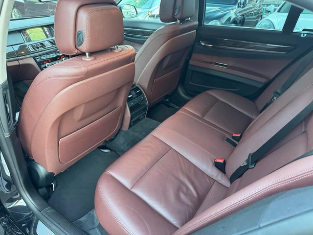 ７シリーズ ７４０ｉ　正規ディーラー車　右Ｈ　サンルーフ　茶革シート　メーカーナビ　フルセグＴＶ　ＥＴＣ　バックカメラ　パワートランク　社外２１インチホイール　ローダウン　社外リアスポイラー　オートクルーズ　ＬＥＤヘッド（50枚目）