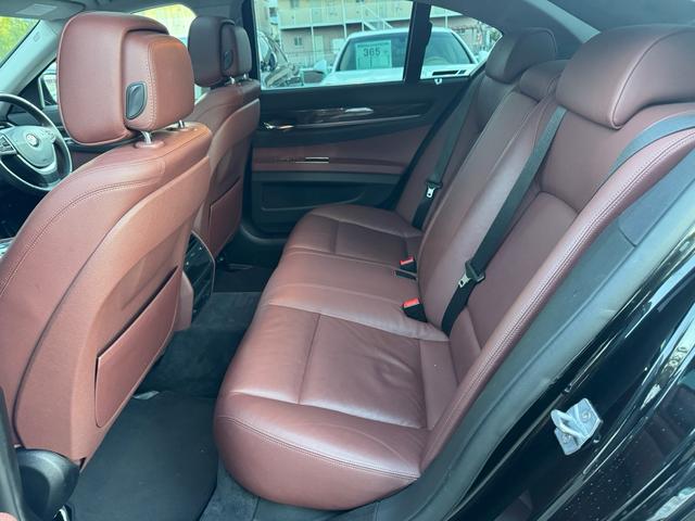 ７シリーズ ７４０ｉ　正規ディーラー車　右Ｈ　サンルーフ　茶革シート　メーカーナビ　フルセグＴＶ　ＥＴＣ　バックカメラ　パワートランク　社外２１インチホイール　ローダウン　社外リアスポイラー　オートクルーズ　ＬＥＤヘッド（51枚目）