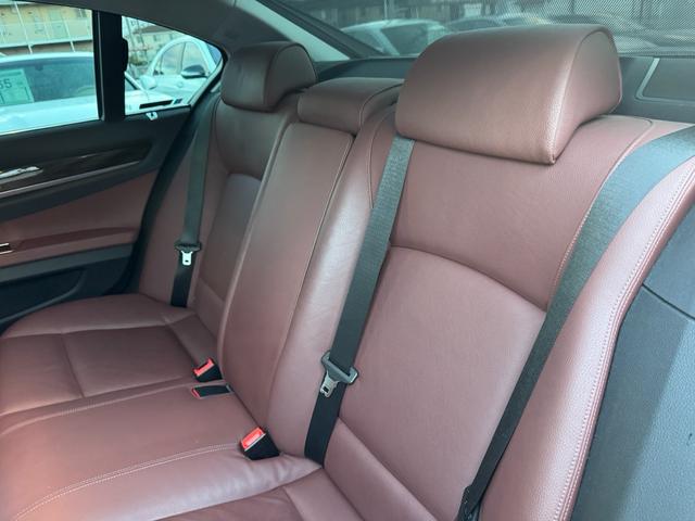 ７シリーズ ７４０ｉ　正規ディーラー車　右Ｈ　サンルーフ　茶革シート　メーカーナビ　フルセグＴＶ　ＥＴＣ　バックカメラ　パワートランク　社外２１インチホイール　ローダウン　社外リアスポイラー　オートクルーズ　ＬＥＤヘッド（52枚目）