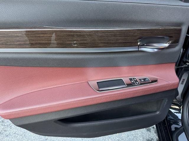 ７シリーズ ７４０ｉ　正規ディーラー車　右Ｈ　サンルーフ　茶革シート　メーカーナビ　フルセグＴＶ　ＥＴＣ　バックカメラ　パワートランク　社外２１インチホイール　ローダウン　社外リアスポイラー　オートクルーズ　ＬＥＤヘッド（54枚目）
