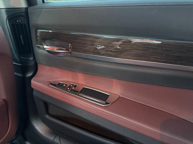 ７シリーズ ７４０ｉ　正規ディーラー車　右Ｈ　サンルーフ　茶革シート　メーカーナビ　フルセグＴＶ　ＥＴＣ　バックカメラ　パワートランク　社外２１インチホイール　ローダウン　社外リアスポイラー　オートクルーズ　ＬＥＤヘッド（56枚目）