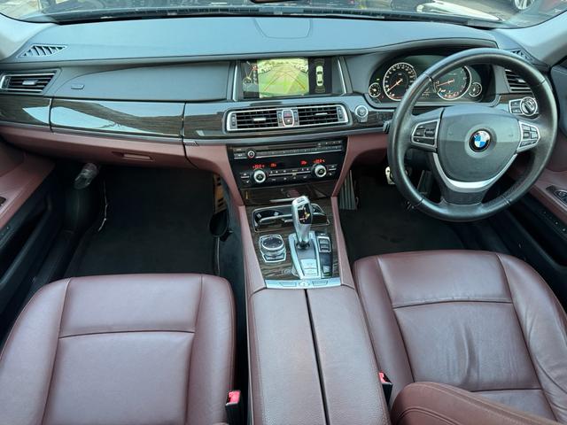 ７シリーズ ７４０ｉ　正規ディーラー車　右Ｈ　サンルーフ　茶革シート　メーカーナビ　フルセグＴＶ　ＥＴＣ　バックカメラ　パワートランク　社外２１インチホイール　ローダウン　社外リアスポイラー　オートクルーズ　ＬＥＤヘッド（58枚目）