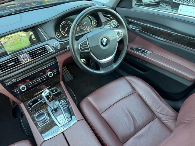 ７シリーズ ７４０ｉ　正規ディーラー車　右Ｈ　サンルーフ　茶革シート　メーカーナビ　フルセグＴＶ　ＥＴＣ　バックカメラ　パワートランク　社外２１インチホイール　ローダウン　社外リアスポイラー　オートクルーズ　ＬＥＤヘッド（59枚目）