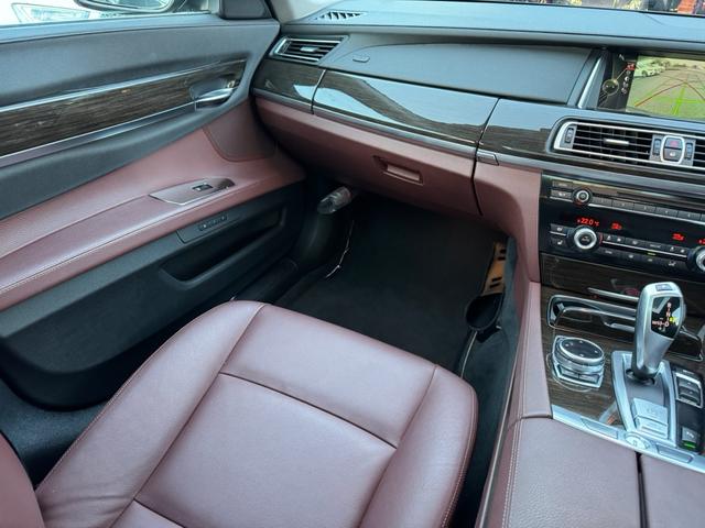 ７シリーズ ７４０ｉ　正規ディーラー車　右Ｈ　サンルーフ　茶革シート　メーカーナビ　フルセグＴＶ　ＥＴＣ　バックカメラ　パワートランク　社外２１インチホイール　ローダウン　社外リアスポイラー　オートクルーズ　ＬＥＤヘッド（60枚目）