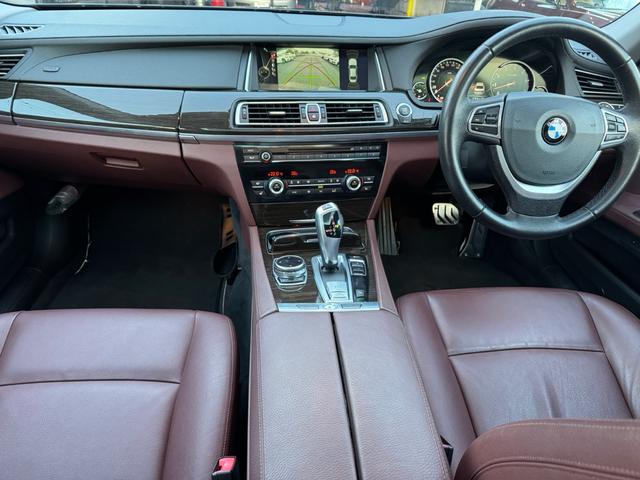 ７シリーズ ７４０ｉ　正規ディーラー車　右Ｈ　サンルーフ　茶革シート　メーカーナビ　フルセグＴＶ　ＥＴＣ　バックカメラ　パワートランク　社外２１インチホイール　ローダウン　社外リアスポイラー　オートクルーズ　ＬＥＤヘッド（61枚目）