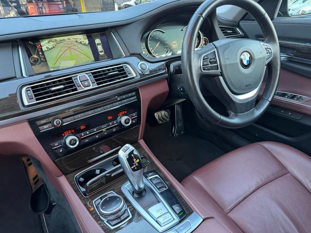 ７シリーズ ７４０ｉ　正規ディーラー車　右Ｈ　サンルーフ　茶革シート　メーカーナビ　フルセグＴＶ　ＥＴＣ　バックカメラ　パワートランク　社外２１インチホイール　ローダウン　社外リアスポイラー　オートクルーズ　ＬＥＤヘッド（62枚目）