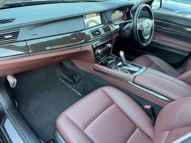 ７シリーズ ７４０ｉ　正規ディーラー車　右Ｈ　サンルーフ　茶革シート　メーカーナビ　フルセグＴＶ　ＥＴＣ　バックカメラ　パワートランク　社外２１インチホイール　ローダウン　社外リアスポイラー　オートクルーズ　ＬＥＤヘッド（64枚目）