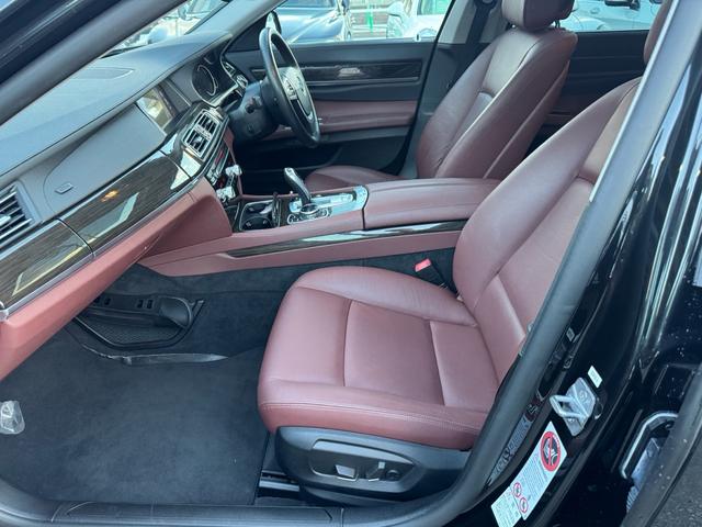 ７シリーズ ７４０ｉ　正規ディーラー車　右Ｈ　サンルーフ　茶革シート　メーカーナビ　フルセグＴＶ　ＥＴＣ　バックカメラ　パワートランク　社外２１インチホイール　ローダウン　社外リアスポイラー　オートクルーズ　ＬＥＤヘッド（65枚目）