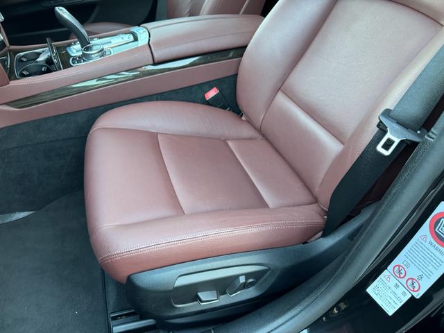 ７シリーズ ７４０ｉ　正規ディーラー車　右Ｈ　サンルーフ　茶革シート　メーカーナビ　フルセグＴＶ　ＥＴＣ　バックカメラ　パワートランク　社外２１インチホイール　ローダウン　社外リアスポイラー　オートクルーズ　ＬＥＤヘッド（67枚目）