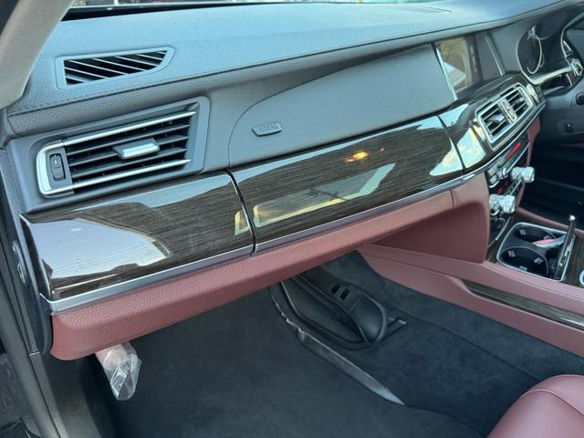 ７シリーズ ７４０ｉ　正規ディーラー車　右Ｈ　サンルーフ　茶革シート　メーカーナビ　フルセグＴＶ　ＥＴＣ　バックカメラ　パワートランク　社外２１インチホイール　ローダウン　社外リアスポイラー　オートクルーズ　ＬＥＤヘッド（69枚目）