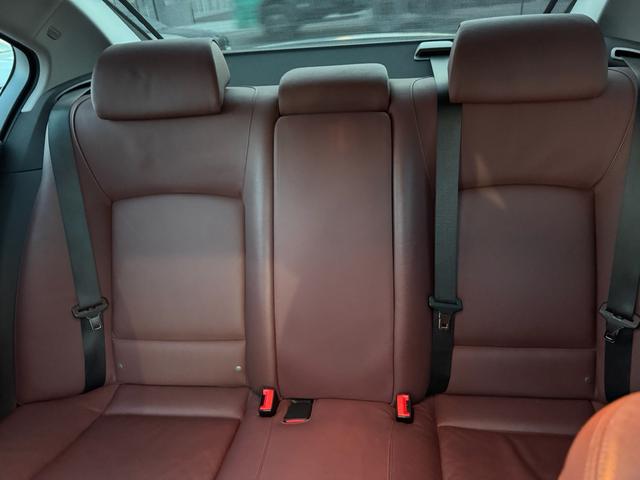 ７シリーズ ７４０ｉ　正規ディーラー車　右Ｈ　サンルーフ　茶革シート　メーカーナビ　フルセグＴＶ　ＥＴＣ　バックカメラ　パワートランク　社外２１インチホイール　ローダウン　社外リアスポイラー　オートクルーズ　ＬＥＤヘッド（72枚目）