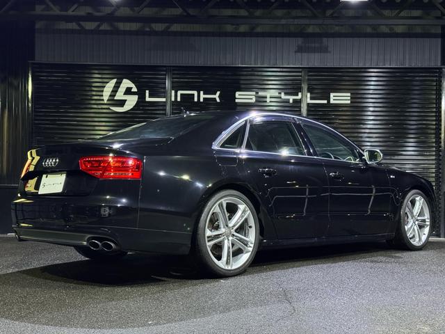 Ｓ８ ベースグレード　正規ディーラー車　右Ｈ　ＬＥＤヘッドライト　ＢＯＳＥサウンド　システム　ブラックレザーインテリア　純正ナビ　バックカメラ　シートヒーター　パワーバックドア　Ｂｌｕｅｔｏｏｔｈオーディオ　カーボンパネル（14枚目）