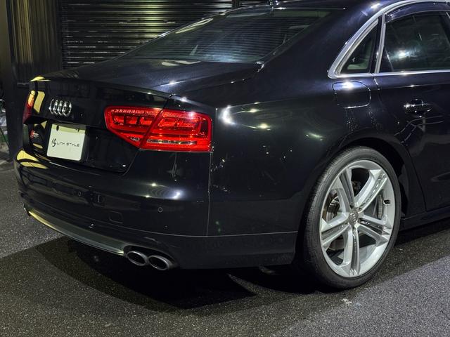 Ｓ８ ベースグレード　正規ディーラー車　右Ｈ　ＬＥＤヘッドライト　ＢＯＳＥサウンド　システム　ブラックレザーインテリア　純正ナビ　バックカメラ　シートヒーター　パワーバックドア　Ｂｌｕｅｔｏｏｔｈオーディオ　カーボンパネル（17枚目）