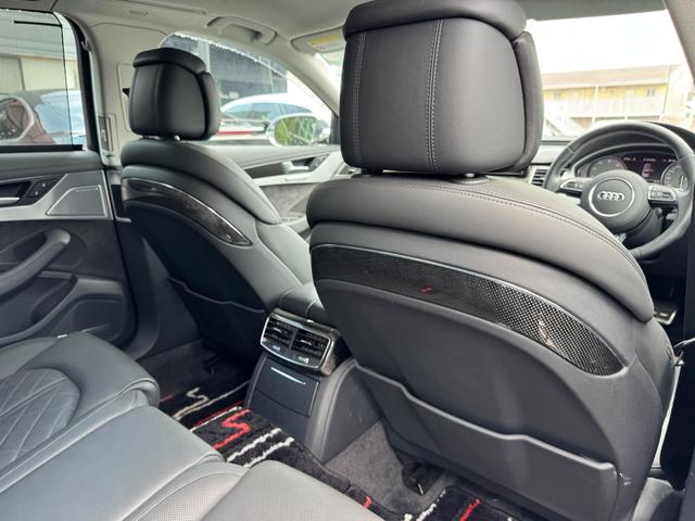 Ｓ８ ベースグレード　正規ディーラー車　右Ｈ　ＬＥＤヘッドライト　ＢＯＳＥサウンド　システム　ブラックレザーインテリア　純正ナビ　バックカメラ　シートヒーター　パワーバックドア　Ｂｌｕｅｔｏｏｔｈオーディオ　カーボンパネル（56枚目）