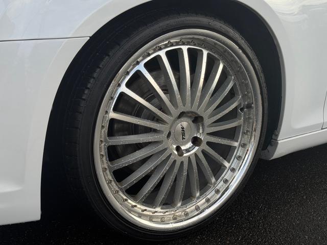 クライスラー・３００ ３００リミテッド＋　正規ディーラー車　右Ｈ　純正ナビゲーション　Ｂｌｕｅｔｏｏｔｈオーディオ　フルセグＴＶ　バックカメラ　ＨＩＤヘッドライト　シートカバー　クルーズコントロール　ＴＳＷ２２インチＡＷ　ローダウン　ＥＴＣ（25枚目）