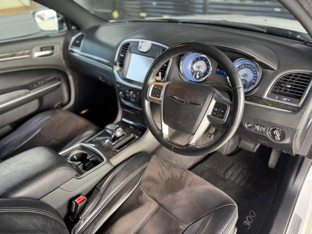 クライスラー・３００ ３００リミテッド＋　正規ディーラー車　右Ｈ　純正ナビゲーション　Ｂｌｕｅｔｏｏｔｈオーディオ　フルセグＴＶ　バックカメラ　ＨＩＤヘッドライト　シートカバー　クルーズコントロール　ＴＳＷ２２インチＡＷ　ローダウン　ＥＴＣ（37枚目）