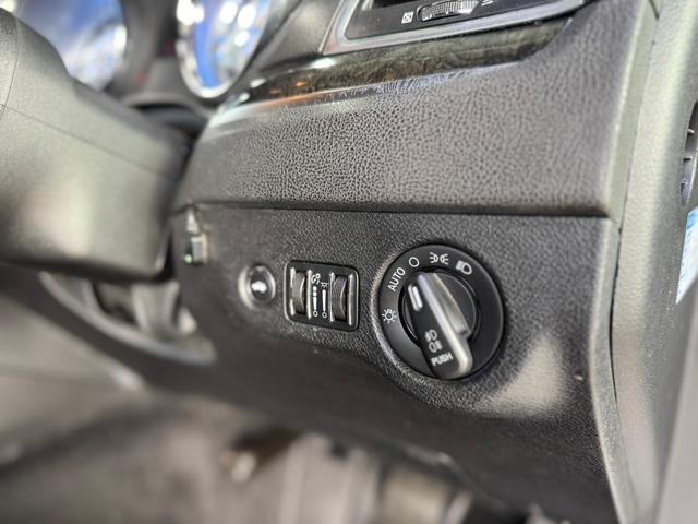 クライスラー・３００ ３００リミテッド＋　正規ディーラー車　右Ｈ　純正ナビゲーション　Ｂｌｕｅｔｏｏｔｈオーディオ　フルセグＴＶ　バックカメラ　ＨＩＤヘッドライト　シートカバー　クルーズコントロール　ＴＳＷ２２インチＡＷ　ローダウン　ＥＴＣ（42枚目）