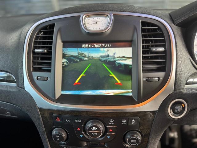 クライスラー・３００ ３００リミテッド＋　正規ディーラー車　右Ｈ　純正ナビゲーション　Ｂｌｕｅｔｏｏｔｈオーディオ　フルセグＴＶ　バックカメラ　ＨＩＤヘッドライト　シートカバー　クルーズコントロール　ＴＳＷ２２インチＡＷ　ローダウン　ＥＴＣ（47枚目）
