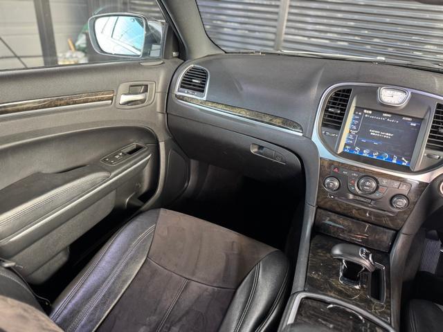 クライスラー・３００ ３００リミテッド＋　正規ディーラー車　右Ｈ　純正ナビゲーション　Ｂｌｕｅｔｏｏｔｈオーディオ　フルセグＴＶ　バックカメラ　ＨＩＤヘッドライト　シートカバー　クルーズコントロール　ＴＳＷ２２インチＡＷ　ローダウン　ＥＴＣ（57枚目）