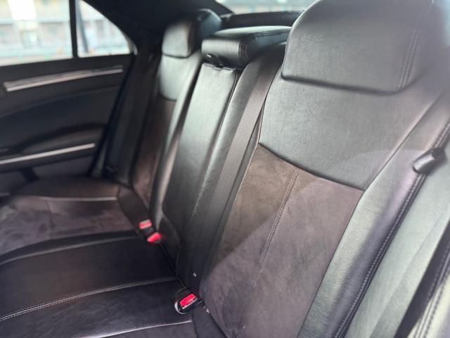 クライスラー・３００ ３００リミテッド＋　正規ディーラー車　右Ｈ　純正ナビゲーション　Ｂｌｕｅｔｏｏｔｈオーディオ　フルセグＴＶ　バックカメラ　ＨＩＤヘッドライト　シートカバー　クルーズコントロール　ＴＳＷ２２インチＡＷ　ローダウン　ＥＴＣ（62枚目）