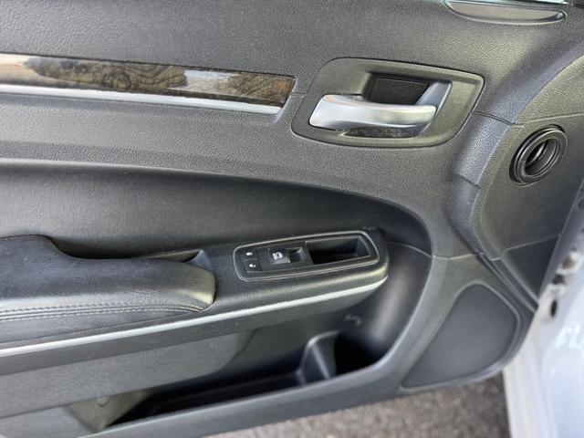 クライスラー・３００ ３００リミテッド＋　正規ディーラー車　右Ｈ　純正ナビゲーション　Ｂｌｕｅｔｏｏｔｈオーディオ　フルセグＴＶ　バックカメラ　ＨＩＤヘッドライト　シートカバー　クルーズコントロール　ＴＳＷ２２インチＡＷ　ローダウン　ＥＴＣ（69枚目）