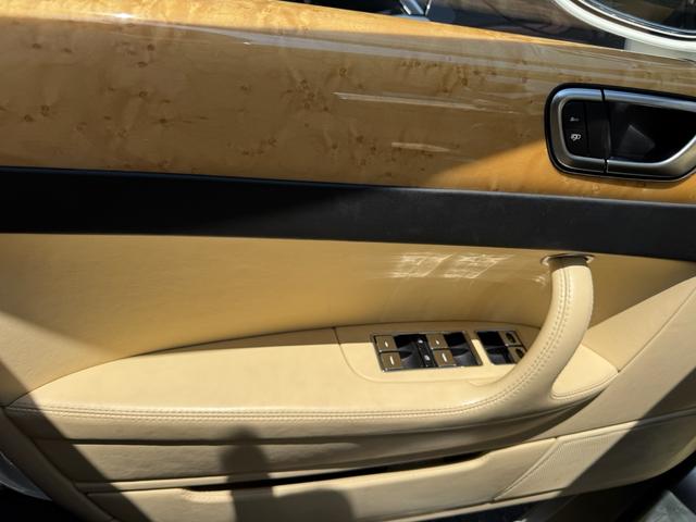 コンチネンタル フライングスパー　正規ディーラー車　左ハンドル　ベージュレザーインテリア　木目調パネル　サンルーフ　全席パワーシート　シートヒーター＆ベンチレーション　プッシュスタート　地デジ　ＥＴＣ　バックカメラ（50枚目）