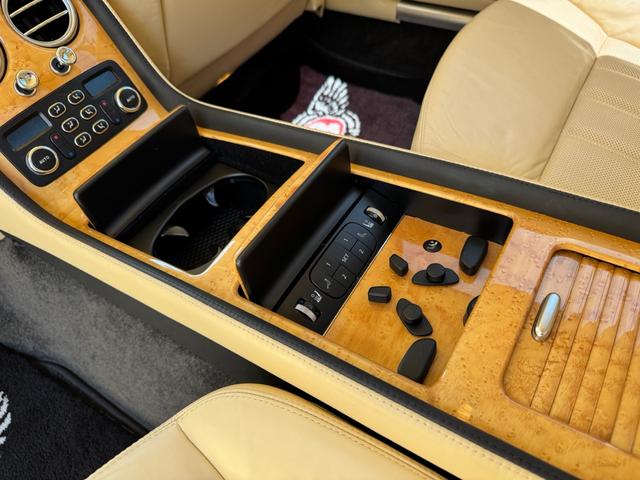 コンチネンタル フライングスパー　正規ディーラー車　左ハンドル　ベージュレザーインテリア　木目調パネル　サンルーフ　全席パワーシート　シートヒーター＆ベンチレーション　プッシュスタート　地デジ　ＥＴＣ　バックカメラ（61枚目）
