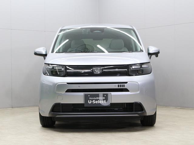 フリード エアーＥＸ　弊社試乗車　８インチナビ　フルセグ　Ｂｌｕｅｔｏｏｔｈ　リアカメラ　両側パワースライドドア　ステアリングリモコン　クルーズコントロール　オートエアコン　リアクーラー　シートヒーター　１５インチアルミ（9枚目）