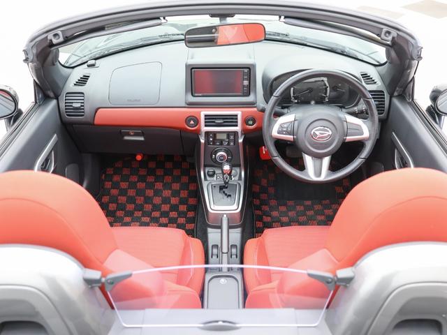 コペン セロ　レッドインテリア／純正ナビ／フルセグ／Ｂｌｕｅｔｏｏｔｈ／ＥＴＣ／ＬＥＤヘットランプ／キ－レス／シートヒーター／エアバック／パワーステアリング／ＡＢＳ／衝突安全ボディ／パワーウィンドウ／横滑り防止機能（3枚目）