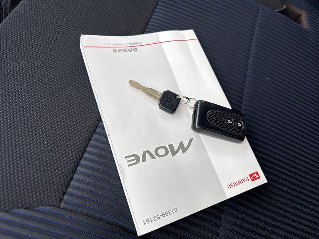 スマートエントリーキーシステムです。鍵を持っていればドアロック、解除、エンジン始動も楽チンです。イチイチ鍵を出す手間も無くなりますよ。悪天候時にも重宝しますね。