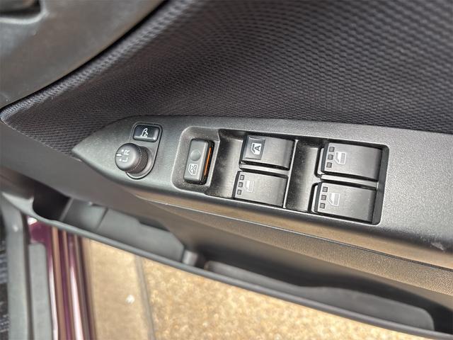 パワーウィンドウのスイッチですよ。運転席に居ながら窓を開け閉めのコントロールできますよ。