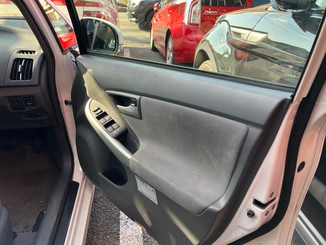 プリウス Ｓ　エアコン　パワーステアリング　パワーウィンドウ　運転席エアバッグ　助手席エアバッグ　盗難防止システム　衝突安全ボディ　スマートキー（17枚目）