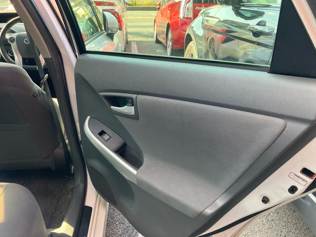 プリウス Ｓ　エアコン　パワーステアリング　パワーウィンドウ　運転席エアバッグ　助手席エアバッグ　盗難防止システム　衝突安全ボディ　スマートキー（18枚目）