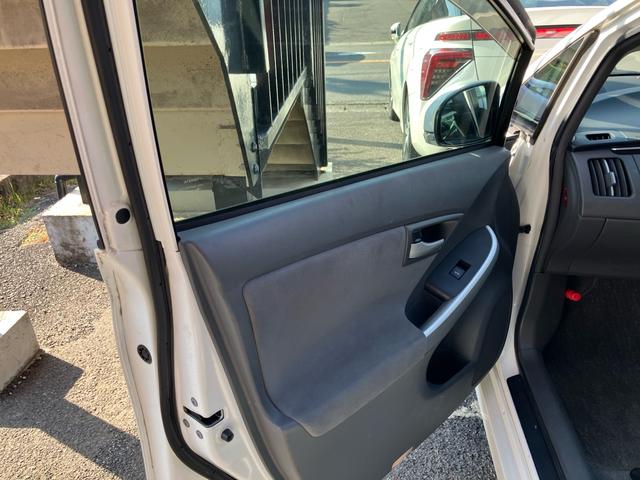 プリウス Ｓ　エアコン　パワーステアリング　パワーウィンドウ　運転席エアバッグ　助手席エアバッグ　盗難防止システム　衝突安全ボディ　スマートキー（19枚目）