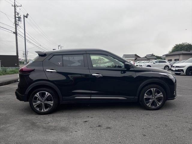 キックス Ｘ　純正１０インチナビ　全方位カメラ　レーダークルーズコントロール　シートヒーター　衝突軽減ブレーキ　禁煙車　デジタルインナーミラー　フルセグＴＶ　ＥＴＣ　ＬＥＤヘッドライト　ルーフレール　障害物センサー（17枚目）