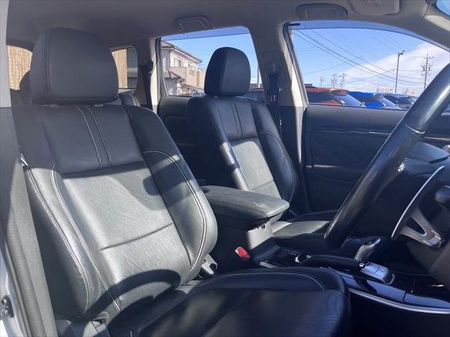 アウトランダーPHEV Gプレミアムパッケージ 4WD 黒本革シート ロックフォードサウンド 純正SDナビ レーダークルーズコントロール 全周囲カメラ シートヒーター 禁煙車 ステアリングヒーター 衝突軽減ブレーキ フルセグTV(7枚目)