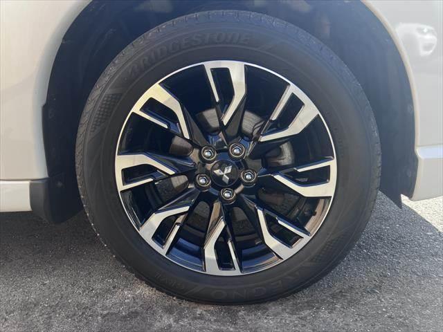 アウトランダーPHEV Gプレミアムパッケージ 4WD 黒本革シート ロックフォードサウンド 純正SDナビ レーダークルーズコントロール 全周囲カメラ シートヒーター 禁煙車 ステアリングヒーター 衝突軽減ブレーキ フルセグTV(13枚目)