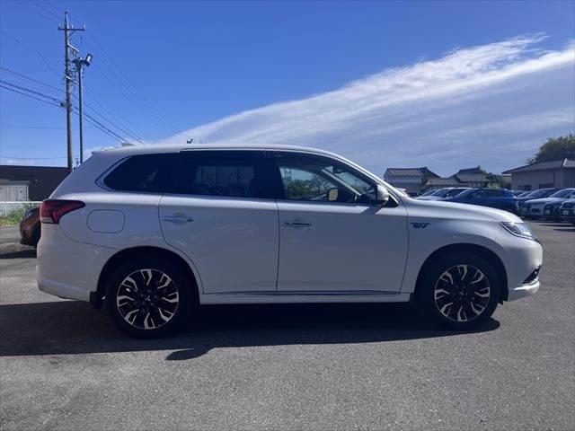 アウトランダーPHEV Gプレミアムパッケージ 4WD 黒本革シート ロックフォードサウンド 純正SDナビ レーダークルーズコントロール 全周囲カメラ シートヒーター 禁煙車 ステアリングヒーター 衝突軽減ブレーキ フルセグTV(16枚目)