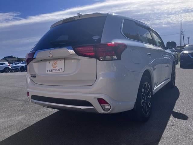 アウトランダーPHEV Gプレミアムパッケージ 4WD 黒本革シート ロックフォードサウンド 純正SDナビ レーダークルーズコントロール 全周囲カメラ シートヒーター 禁煙車 ステアリングヒーター 衝突軽減ブレーキ フルセグTV(17枚目)