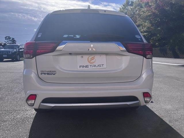 アウトランダーPHEV Gプレミアムパッケージ 4WD 黒本革シート ロックフォードサウンド 純正SDナビ レーダークルーズコントロール 全周囲カメラ シートヒーター 禁煙車 ステアリングヒーター 衝突軽減ブレーキ フルセグTV(18枚目)