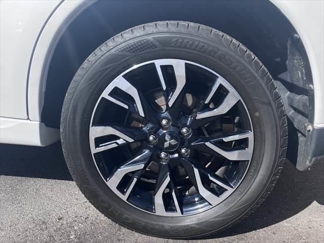 アウトランダーPHEV Gプレミアムパッケージ 4WD 黒本革シート ロックフォードサウンド 純正SDナビ レーダークルーズコントロール 全周囲カメラ シートヒーター 禁煙車 ステアリングヒーター 衝突軽減ブレーキ フルセグTV(27枚目)