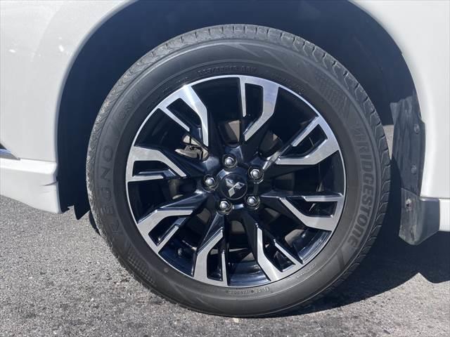 アウトランダーPHEV Gプレミアムパッケージ 4WD 黒本革シート ロックフォードサウンド 純正SDナビ レーダークルーズコントロール 全周囲カメラ シートヒーター 禁煙車 ステアリングヒーター 衝突軽減ブレーキ フルセグTV(29枚目)