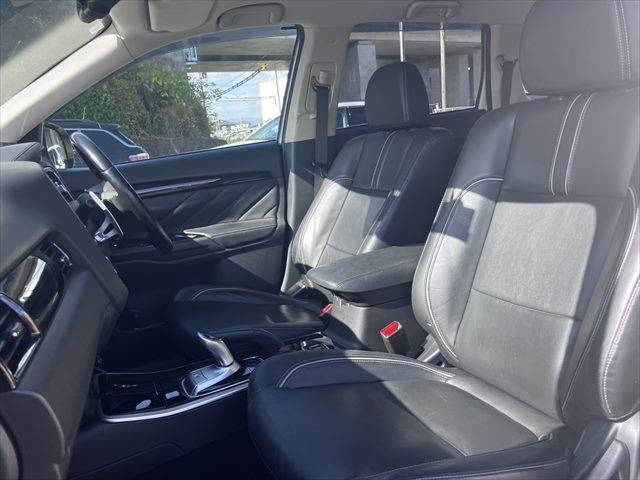 アウトランダーPHEV Gプレミアムパッケージ 4WD 黒本革シート ロックフォードサウンド 純正SDナビ レーダークルーズコントロール 全周囲カメラ シートヒーター 禁煙車 ステアリングヒーター 衝突軽減ブレーキ フルセグTV(34枚目)