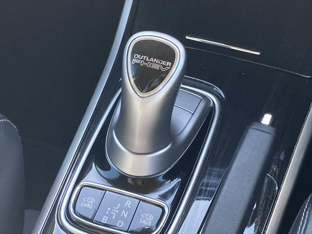 アウトランダーPHEV Gプレミアムパッケージ 4WD 黒本革シート ロックフォードサウンド 純正SDナビ レーダークルーズコントロール 全周囲カメラ シートヒーター 禁煙車 ステアリングヒーター 衝突軽減ブレーキ フルセグTV(37枚目)