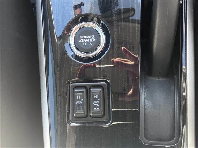 アウトランダーPHEV Gプレミアムパッケージ 4WD 黒本革シート ロックフォードサウンド 純正SDナビ レーダークルーズコントロール 全周囲カメラ シートヒーター 禁煙車 ステアリングヒーター 衝突軽減ブレーキ フルセグTV(40枚目)