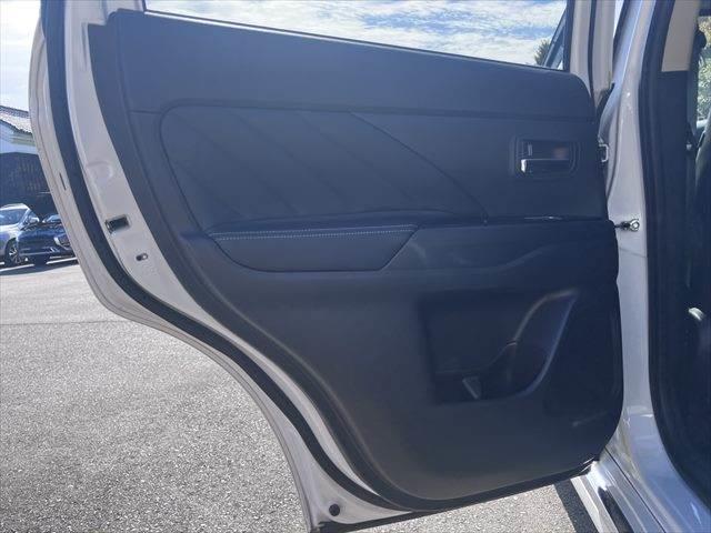 アウトランダーPHEV Gプレミアムパッケージ 4WD 黒本革シート ロックフォードサウンド 純正SDナビ レーダークルーズコントロール 全周囲カメラ シートヒーター 禁煙車 ステアリングヒーター 衝突軽減ブレーキ フルセグTV(66枚目)