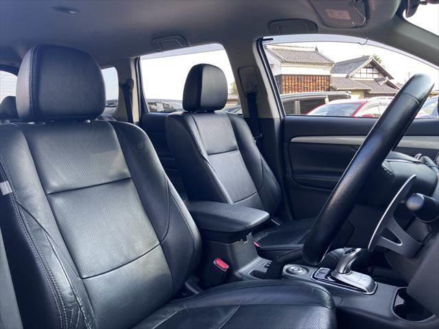 アウトランダーPHEV Gプレミアムパッケージ 黒本革シート 純正ナビ レーダークルーズコントロール バックカメラ AC100V電源 シートヒーター パワーシート 電動リアゲート Bluetooth ETC HIDヘッドライト(7枚目)