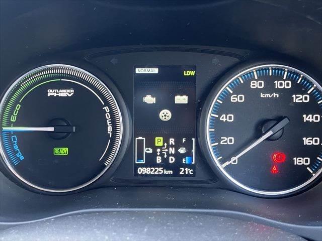 アウトランダーPHEV Gプレミアムパッケージ 黒本革シート 純正ナビ レーダークルーズコントロール バックカメラ AC100V電源 シートヒーター パワーシート 電動リアゲート Bluetooth ETC HIDヘッドライト(40枚目)